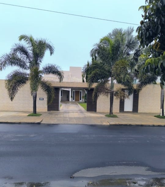 CASA PORTEIRA FECHADA - VITÓRIA DA CONQUISTA/BA - Terreno 1000m² 4 suítes